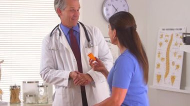 Doktor hastanın sorularını dinliyor.