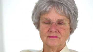 Olgun kadın kameraya bakıyor