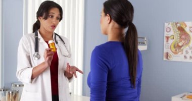 İspanyol jinekolog Afrika hastaya yeni reçete hakkında konuşmak