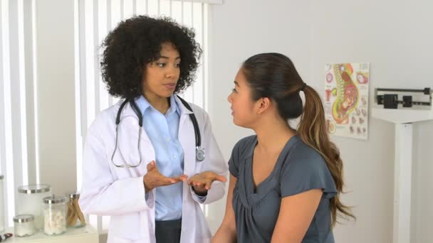 Multi Ras Läkare Och Patient Talar — Stockvideo