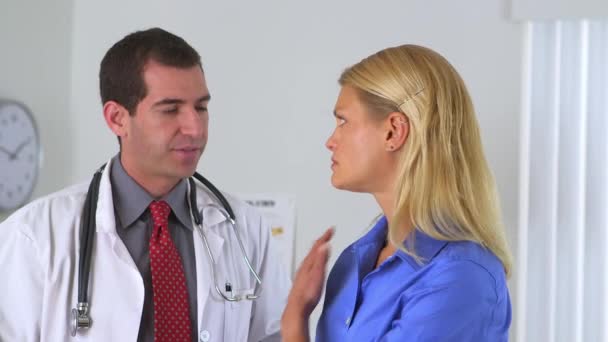 Médico Masculino Aconselhando Paciente Sexo Feminino — Vídeo de Stock