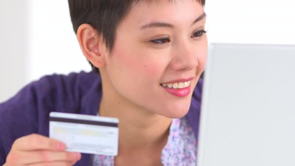 Čínská Žena Zadává Číslo Kreditní Karty — Stock video