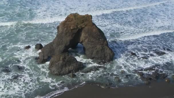 海浪在海岸线的岩石上冲撞 — 图库视频影像
