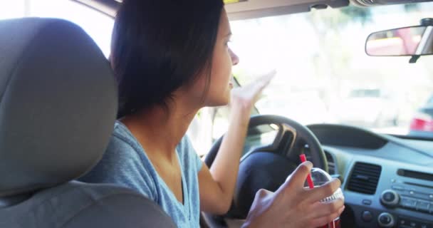 Mujer Raza Mixta Esperando Coche — Vídeos de Stock