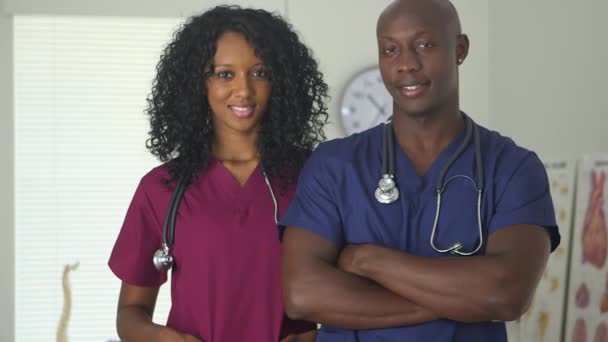 Афроамериканский Врач Медсестра Улыбаются Больнице — стоковое видео