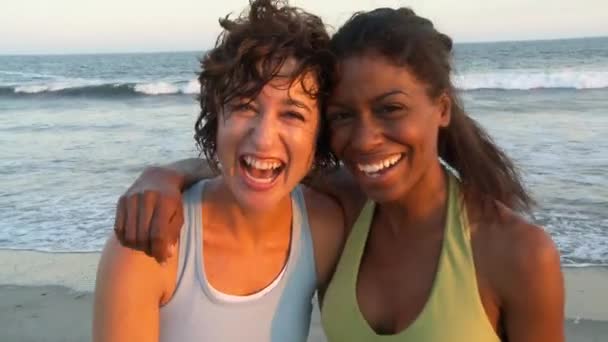 Retrato Dos Mujeres Jóvenes Playa Atardecer — Vídeos de Stock