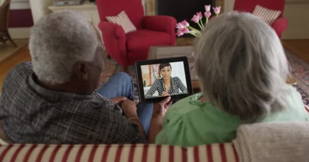 黑色成熟夫妇视频聊天与女儿 — 图库视频影像