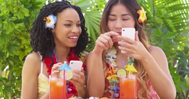 两个最要好的朋友在度假时笑着用智能手机 — 图库视频影像