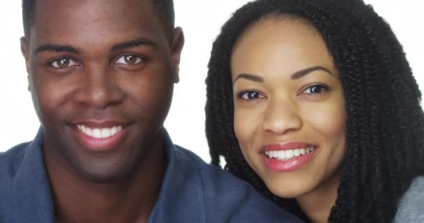 黒のカップルの笑顔とカメラ目線 — ストック動画