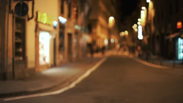 夜にはフィレンツェイタリアの小さな都市の通りの背景プレートがぼやけています ヨーロッパを歩く人々とボケの照明で街のシーンを輝く — ストック動画