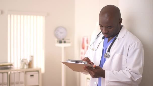 Афроамериканський Лікар Переглядає Медичні Карти — стокове відео