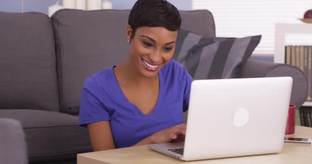 Ευτυχισμένη Μαύρη Γυναίκα Που Σερφάρει Στο Διαδίκτυο — Αρχείο Βίντεο