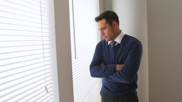 Hombre Negocios Hispano Mirando Por Ventana — Vídeos de Stock