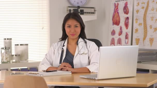 アジア人の医者が彼女のオフィスに座って — ストック動画