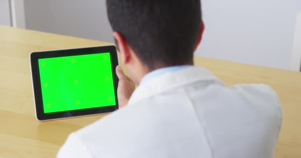 Médico Hispânico Falando Com Tablet Com Tela Verde — Vídeo de Stock