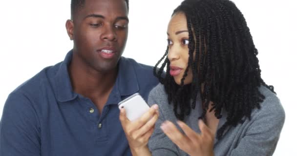 Atractivos Jóvenes Afroamericanos Parejas Mensajes Texto Teléfono Móvil — Vídeos de Stock