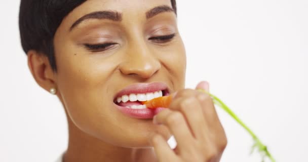 非洲女人吃胡萝卜和微笑的特写 — 图库视频影像
