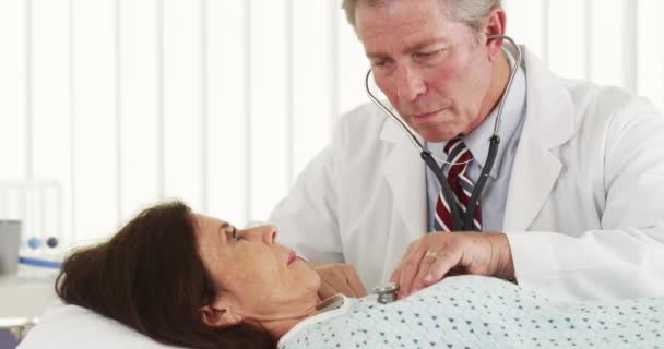 Médecin Mature Écoute Cœur Patient Âgé — Video