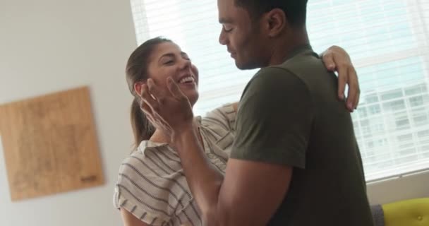 迷人的千禧年新婚夫妇互相拥抱着 在家里接吻 非裔美国人和白人男女深深地坠入爱河 4K慢动作手持 — 图库视频影像