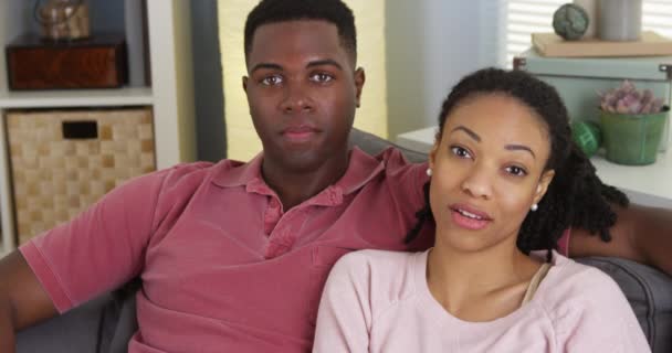 Mladý Američan Afričana Pár Pohovce Mluví Kamery — Stock video