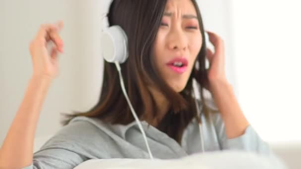 Müzikle Dans Eden Çinli Kadın — Stok video