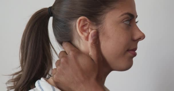 Profielweergave Van Een Vrouw Die Van Het Scherm Kijkt Naar — Stockvideo