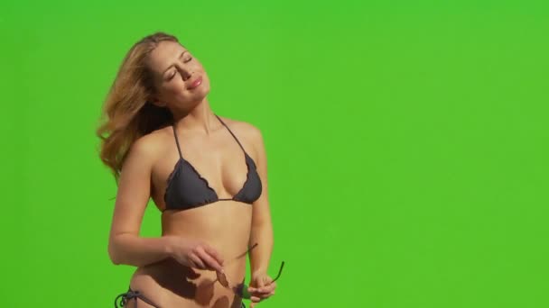 Frau Bikini Sonnt Sich Der Sonne Und Setzt Sonnenbrille Auf — Stockvideo