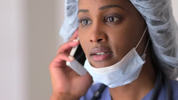 Μαύρη Γυναίκα Γιατρός Μιλάει Ασθενή Στο Τηλέφωνο — Αρχείο Βίντεο