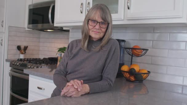 Portrait Moyen Femme Âgée Aux Cheveux Gris Avec Des Lunettes — Video