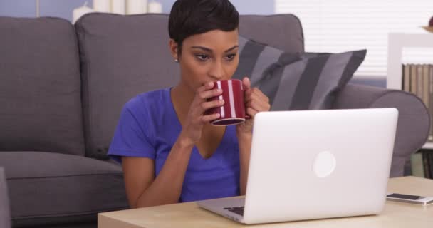Zwarte Vrouw Drinken Van Koffie Tijdens Het Lezen Laptop — Stockvideo