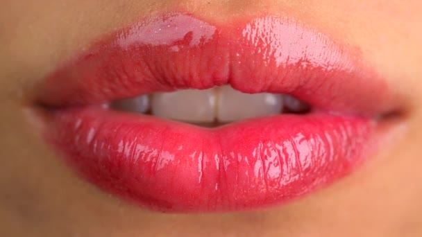 Extreme Nahaufnahme Von Sexy Lippen — Stockvideo