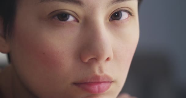アジアの女性の顔のクローズ アップ — ストック動画