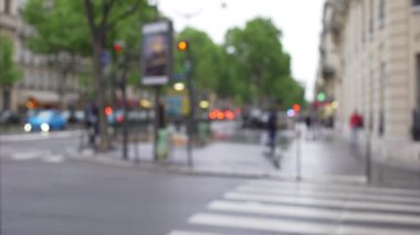 Kaldırımda yürüyen yayaların olduğu bir sokak sahnesi. Paris 'te cadde kesişiminin bulanık şehir ortamı