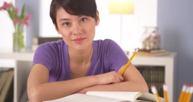 Asyalı kadın Danışma kitaplar ile gülümseyen