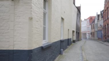 Brüj 'deki kaldırım taşı sokağının arka planındaki sokağın odak noktası dışında. Yeşil ekran için Belçika 'daki Avrupa caddesinin bulanık video arkaplanı. 4k