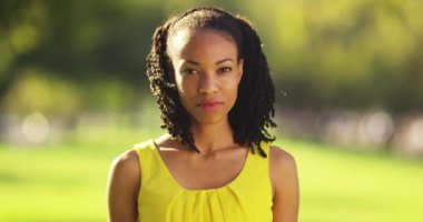 Kameraya bakarak güzel Afrikalı kadın