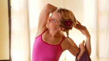 Yoga yapan genç kadın.