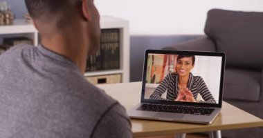 Siyah kardeşler laptopta görüntülü sohbet ediyorlar.