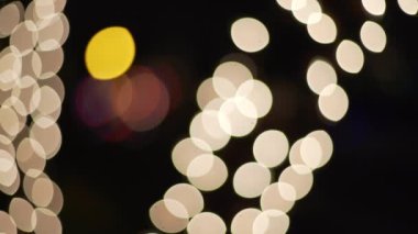 Yeşil ekran veya krom anahtar için arka planda sarı ve kırmızı bokeh olan beyaz kümeli bokeh ışıkları. Birleşiklik veya anahtarlama için odak dışı veya odaklanmış çekim.