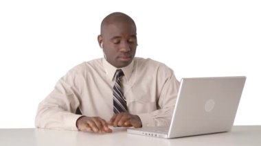 Masada müzik dinleyen Afrikalı Amerikalı iş adamı