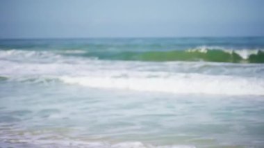 Küçük dalgalar yeşil ekran veya kroma anahtarı için Kaliforniya sahilinin sarı kumuna çarpıyor. Birleşiklik ya da anahtarlama için odak dışı ya da odaksız.