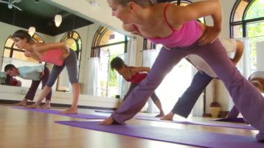 İnsanlar yoga sınıfı