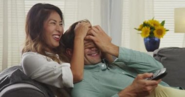 Japon kadın erkek arkadaşının gözlerini televizyondan kapatıyor.