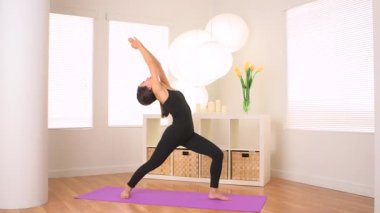 Çinli kadın yoga yapıyor: Savaşçı I