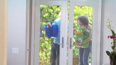 Çift eve yiyecek getiriyor.