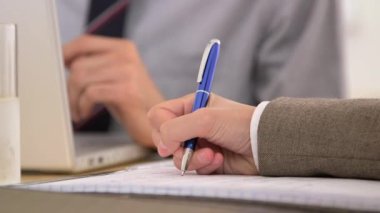 İş kadını ofiste notlar yazıyor