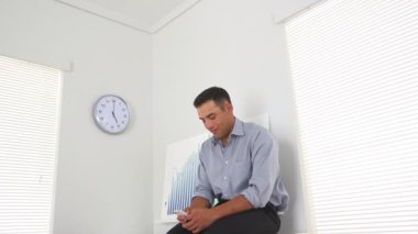 Latin işadamı ofiste mesajlaşıyor.