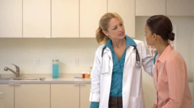 kadın doktor hasta ile konuşmak