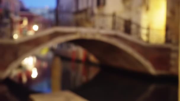 Rozmazané Pozadí Desky Malebného Kanálu Benátkách Itálie Klenutou Strukturou Rozostřený — Stock video