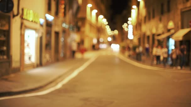 Nieostry Tło Płyta Miejski Europejski Ulica Nocy Człowiek Spaceruję Świecące — Wideo stockowe
